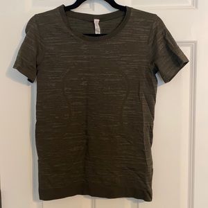 Lululemon workout top